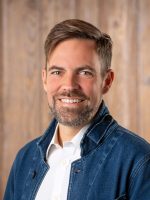 2025_09_11_Fotoshooting_Porträt_breit_Holz_Jeans_CH